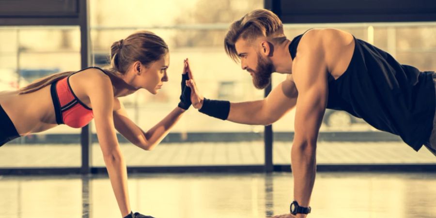 Frau Mann Plank geben sich die Hand