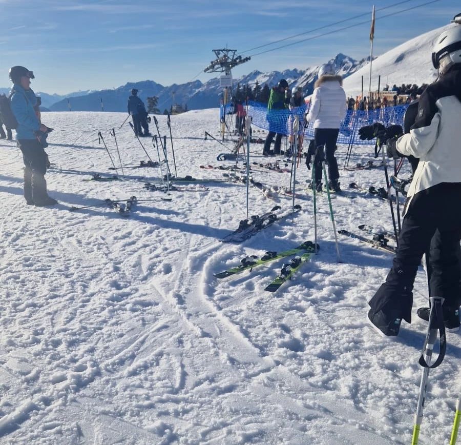 Im Skigebiet Meiringen-Hasliberg lassen die Gäste die Skier überall liegen – ausser dort, wo es erlaubt ist.