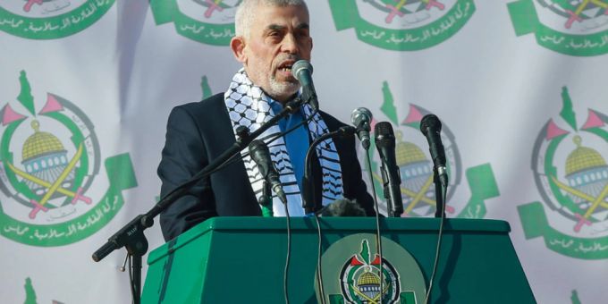 ARCHIV - Jihia al-Sinwar, Gaza-Chef der Hamas, spricht auf einer Kundgebung anlässlich des 35-jährigen Gründungsjubiläums der islamistischen Palästinenserorganisation. Foto: Mohammed Talatene/dpa ARCHIV - Jihia al-Sinwar, Gaza-Chef der Hamas, spricht auf einer Kundgebung anlässlich des 35-jährigen Gründungsjubiläums der islamistischen Palästinenserorganisation. Foto: Mohammed Talatene/dpa