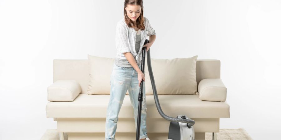 Frau saugt Teppich