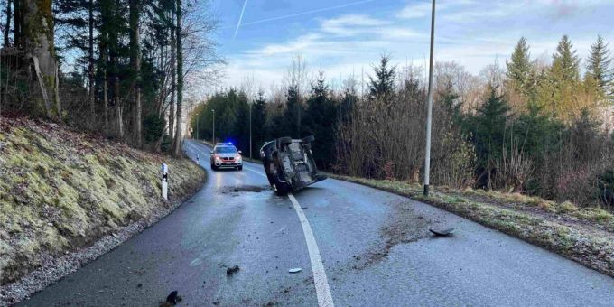 Starrkirch-Wil SO - Auto kippt bei Selbstunfall auf die Seite