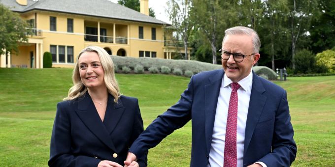 Der australische Premierminister Anthony Albanese und seine Partnerin Jodie Haydon. Anthony Albanese
