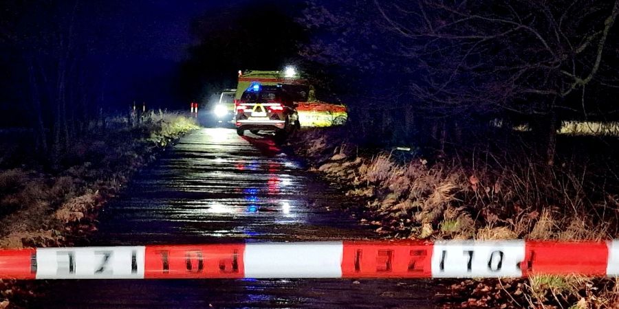 Polizei und Sanitäter sind an einem Tatort im Einsatz. In einem Auto in Mittenwalde (Landkreis Dahme-Spreewald) ist in der Nacht ein totes Kleinkind entdeckt worden.