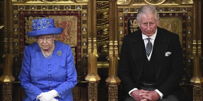 Die britische Königin Elizabeth II. und der heutige König Charles III. im Juni 2017 im House of Lords bei der offiziellen Eröffnung des Londoner Parlaments. queen elizabeth ii.
