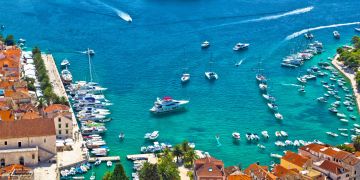 Hvar bay und yachthafen luftbild.