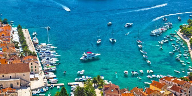 Hvar bay und yachthafen luftbild.