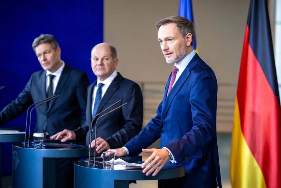 Robert Habeck (l), Olaf Scholz (m) und Christian Lindner (r) bei einer Pressekonferenz.