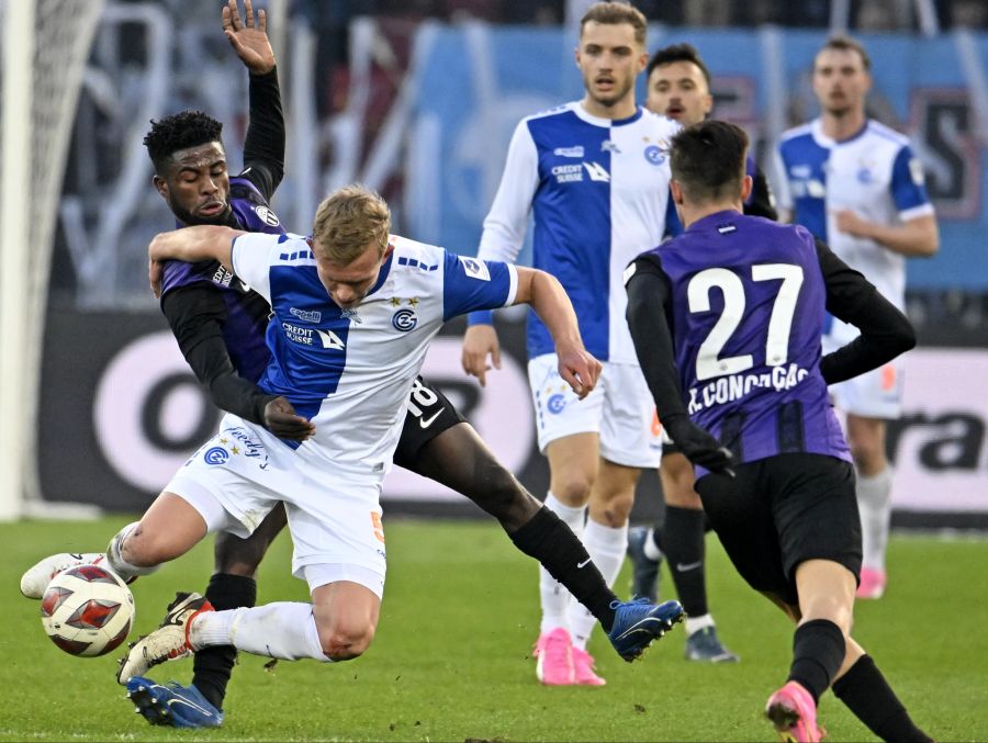 FCZ-Angreifer Daniel Afriyie (l.) im Duell mit Joshua Laws von GC.