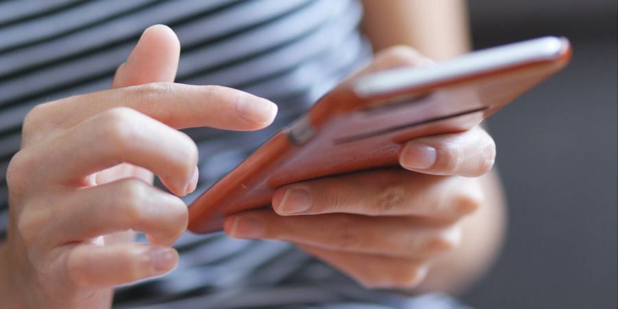 Frau mit Smartphone in der Hand