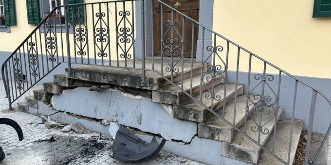 Suhr: Lenkerin fuhr in eine Treppenmauer. Suhr: Unfall