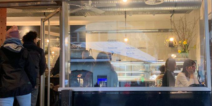 Das Adrianos-Café am Theaterplatz ist am Sonntag immer gut gefüllt. Adrianos