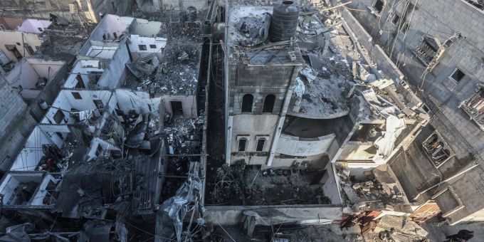 Chan Junis: Vor dem Al-Amal-Krankenhaus in der Stadt im Gazastreifen soll das israelische Militär nach UN-Angaben einen Krankenwagen-Konvoi gestoppt und aufgehalten haben. Zerstörte Gebäude in Chan Junis. Vor dem Al Amal-Krankenhaus in der Stadt im Gazastreifen soll das israelische Militär nach UN-Angaben einen Krankenwagen-Konvoi gestoppt und aufgehalten haben.