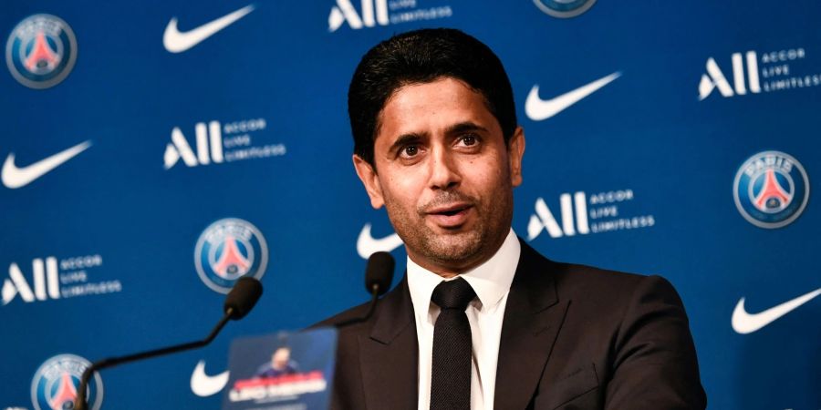 PSG-Präsident Nasser Al-Khelaifi spricht bei einer Pressekonferenz im Stadion Parc des Princes.