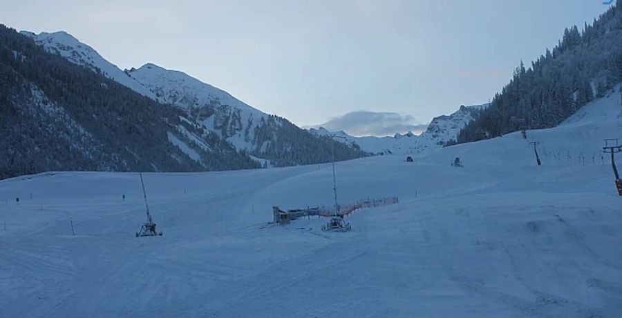 Auf der Grimmialp BE wird alles für die Eröffnung der Pisten am Freitag vorbereitet.