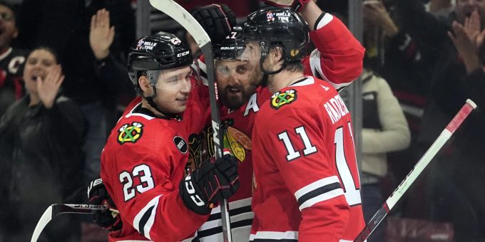 Philipp Kuraschew (l.) jubelt mit seinen Teamkollegen über das Tor gegen die Minnesota Wild. NHL
