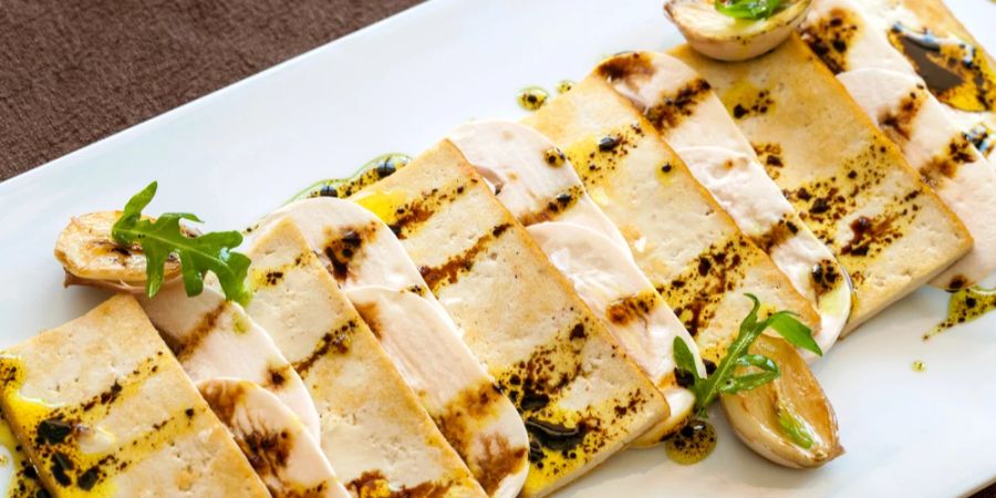 Sie können festen Tofu in vielen Gerichten verwenden und auf vielfältige Weise zubereiten – gebraten, in Eintöpfen oder als Aufstrich.