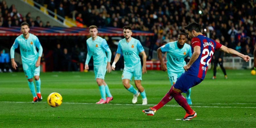 Barcelonas Ilkay Gündogan (r) verschoss in der ersten Halbzeit einen Elfmeter.