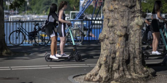 Zwei junge Frauen fahren auf einem E-Trotti. (Symbolbild) E-Trottinette