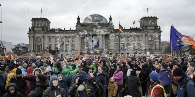 Menschen protestieren mit Seifenblasen vor dem Reichstag bei einer Demonstration gegen die Partei AfD und Rechtsextremismus in Berlin, Deutschland, Samstag, 3. Februar 2024. Protest gegen recht AfD