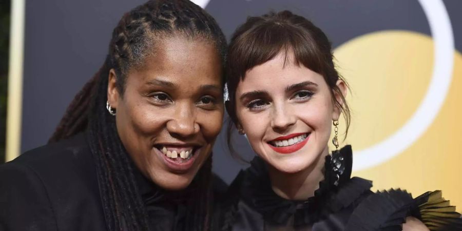 Marai Larasi (l) und Emma Watson: Die Schauspielerin Emma Watson war eine von acht Personen, die als Begleitung zur Golden Globes Verleihung eine Frauen-Aktivistin als Begleitung hatte. Marai Larasi (l) und Emma Watson kommen