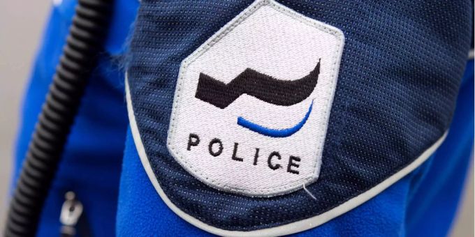 Ein berauschter Rollerfahrer flüchtet vor dem Zoll und landet in einer Gartenmauer. Zoll in Freiburg