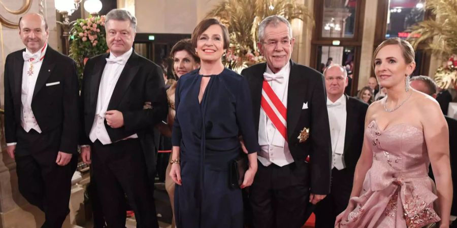 (v.l.) Staatsoperndirektor Dominique Meyer, der ukrainische Präsident Petro Poroschenko, Doris Schmidauer, Bundespräsident Alexander Van der Bellen und Opernball-Organisatorin Maria Großbauer im Rahmen des Opernballes.