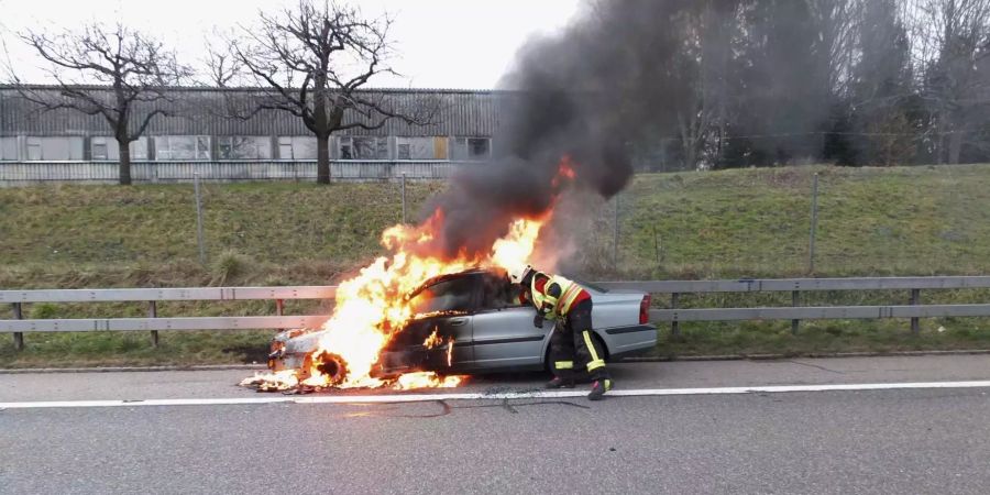 Am Samstag ist auf der Autobahn in Widnau SG ein Auto total ausgebrannt.