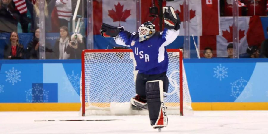 Maddie Rooney im Tor der Amerikanerinnen hält den letzten kanadischen Penalty und besorgt den US-Girls Olympiagold.