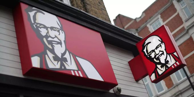 Wegen Lieferproblemen musste mehr als die Hälfte der KFC-Filialen vorübergehend schliessen. Wegen Lieferproblemen musste mehr als die Hälfte der KFC-Filialen vorübergehend schliessen.