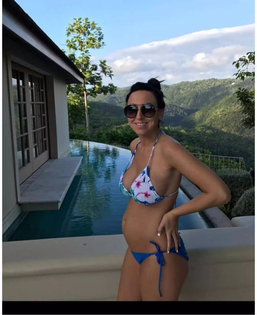 Chelsey Rebelo zeigt stolz ihren Babybauch.
