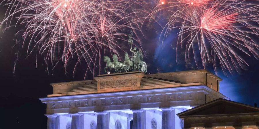 Bei der grössten Silvesterparty Deutschlands wurden über dem Brandenburger Tor Feuerwerkskörper gezündet.