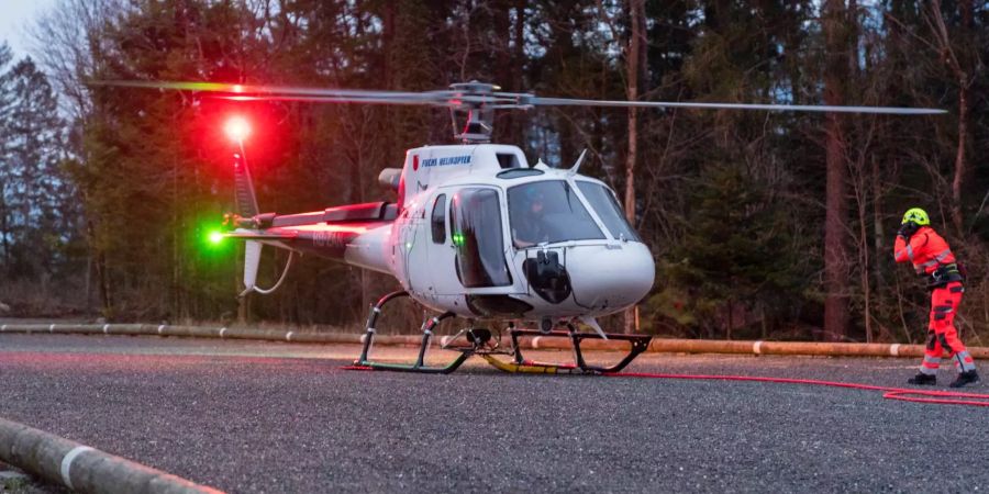 Eine Helikopter-Firma hilft dem Tierpark Goldau unentgeltlich bei den Aufräumarbeiten.