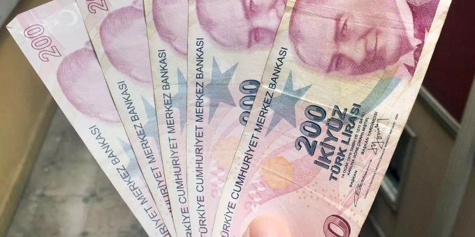 Die türkische Lira – hier aufgefächert – geriet letztes Jahr stark unter Druck. Lira Recep Tayyip Erdogan