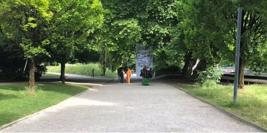 Kaum sind die BesetzerInnen weg, kommen die ersten orangen Mitarbeiter der Stadt Zürich.