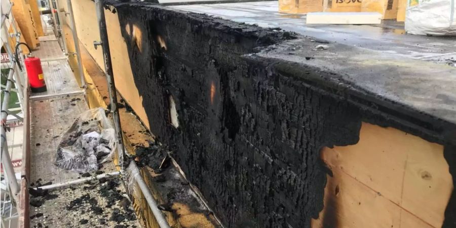 Ob das Feuer mit den vorherigen Arbeiten am Dach zusammenhängt, ist bislang unklar.
