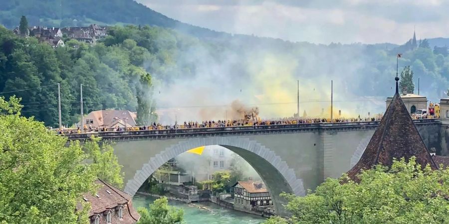 YB-Fans ziehen an der Meisterfeier durch die Strassen Berns.