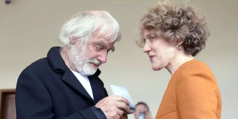 September 2013: Pfarrer Ernst Sieber erhält von der Zürcher Stadtpräsidentin Corine Mauch das Staatsiegel in Anerkennung für sein Lebenswerk.