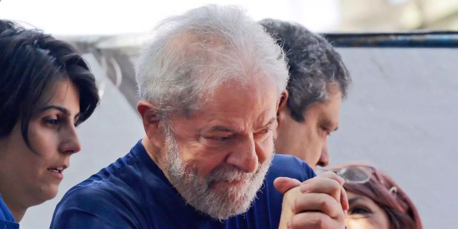 Das Katz- und Maus-Spiel ist vorbei: Brasiliens Ex-Präsident Lula stellt sich der Polizei.