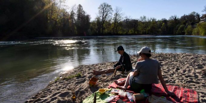 Viele Menschen zog es bei diesem Sommerwetter an die Aare. Viele Menschen zog es bei diesem Sommerwetter an die Aare.