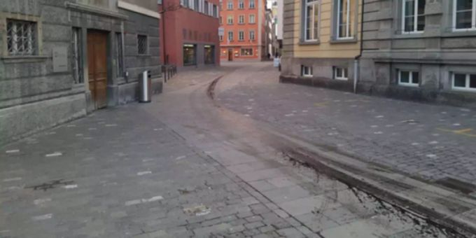In Chur GR - Lieferwagen verliert Öl und bleibt stehen