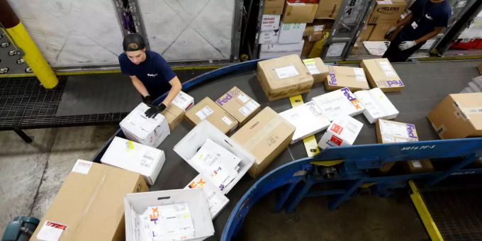Der Bombenleger hat die Pakete bei FedEx aufgegeben. Der Bombenleger hat die Pakete bei FedEx aufgegeben.