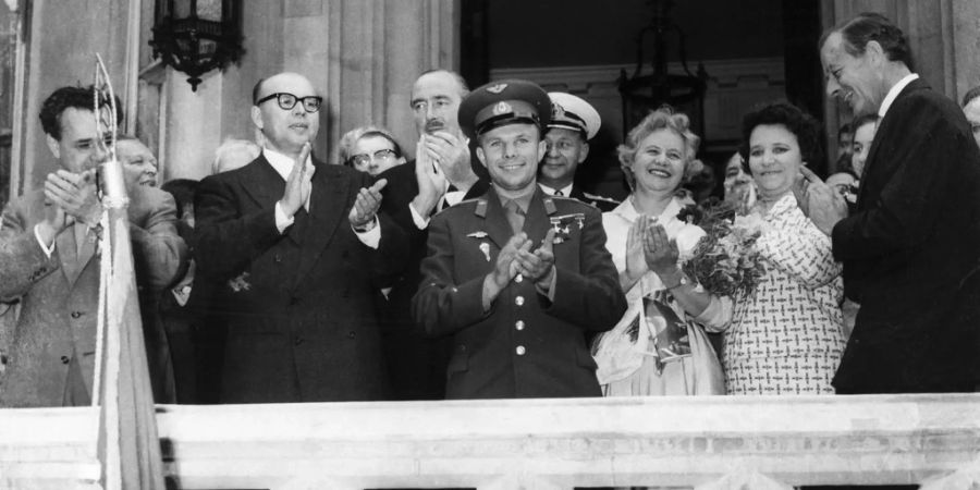 Auf dem Balkon der sowjetischen Botschaft in London lässt sich Juri Gagarin am 11. Juli 1961 von begeisterten Menschen feiern.