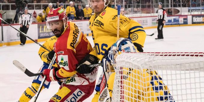 Biels Robbie Earl und der Davoser Magnus Nygren balgen sich vor dem Davoser Goalie Gilles Senn. davos biel