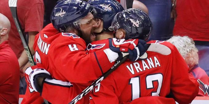 Die Stars der Washington Capitals feiern den 6:2-Heimsieg im Stanley-Cup-Finale gegen die Vegas Golden Knights. Die Stars der Washington Capitals feiern den 6:2-Heimsieg im Stanley-Cup-Finale gegen die Vegas Golden Knights.