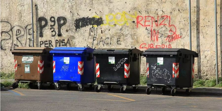 Der Körper des toten Mädchens war in einem Müllcontainer gefunden worden (Symbolbild).