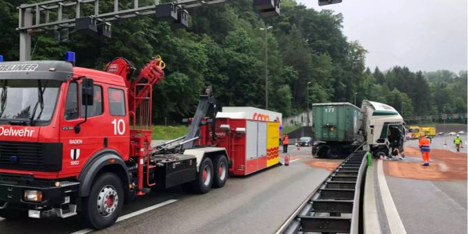 Die Bergungsarbeiten auf der A1 bei Neuenhof sind im Gang. Die Bergungsarbeiten auf der A1 bei Neuenhof sind im Gang.