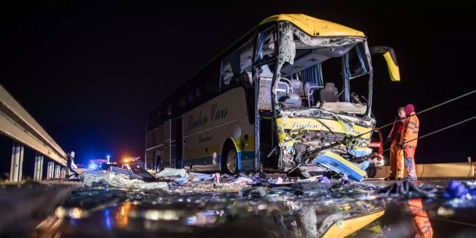 Ein Reisebus ist in Weibersbrunn (D) verunglückt. Ein Reisebus ist in Weibersbrunn (D) verunglückt.
