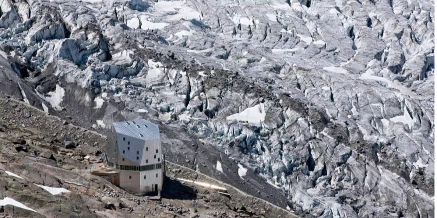 Vater und Sohn haben in der Monte-Rosa-Hütte übernachtet. Sie waren ohne Ausrüstung und ohne Gebirgskenntnisse unterwegs.