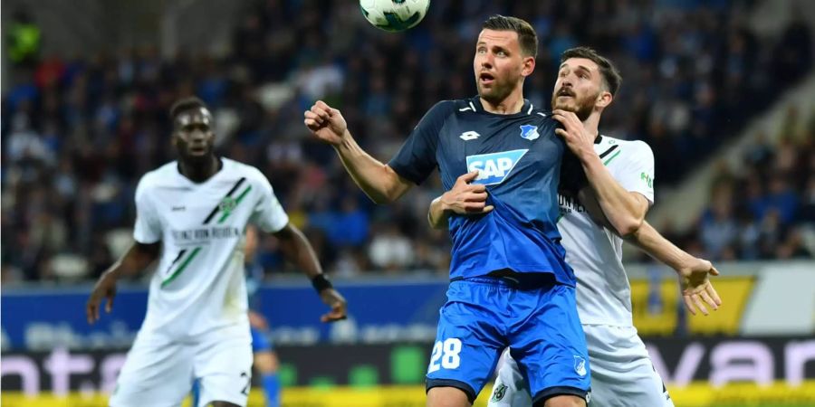 Hoffenheim schlägt Hannover mit 3:1 - Szalai und Elez im Zweikampf