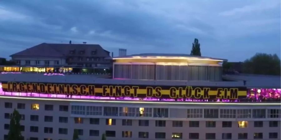 Ein Banner am Berner Kursaal.